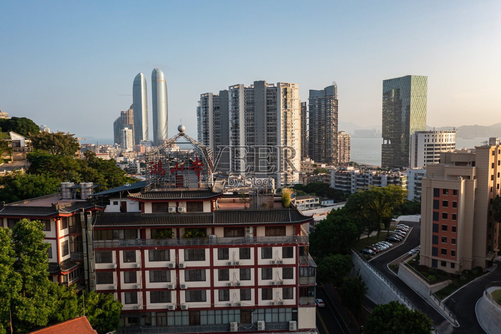 城市古老建筑与现代摩天大楼照片摄影图片
