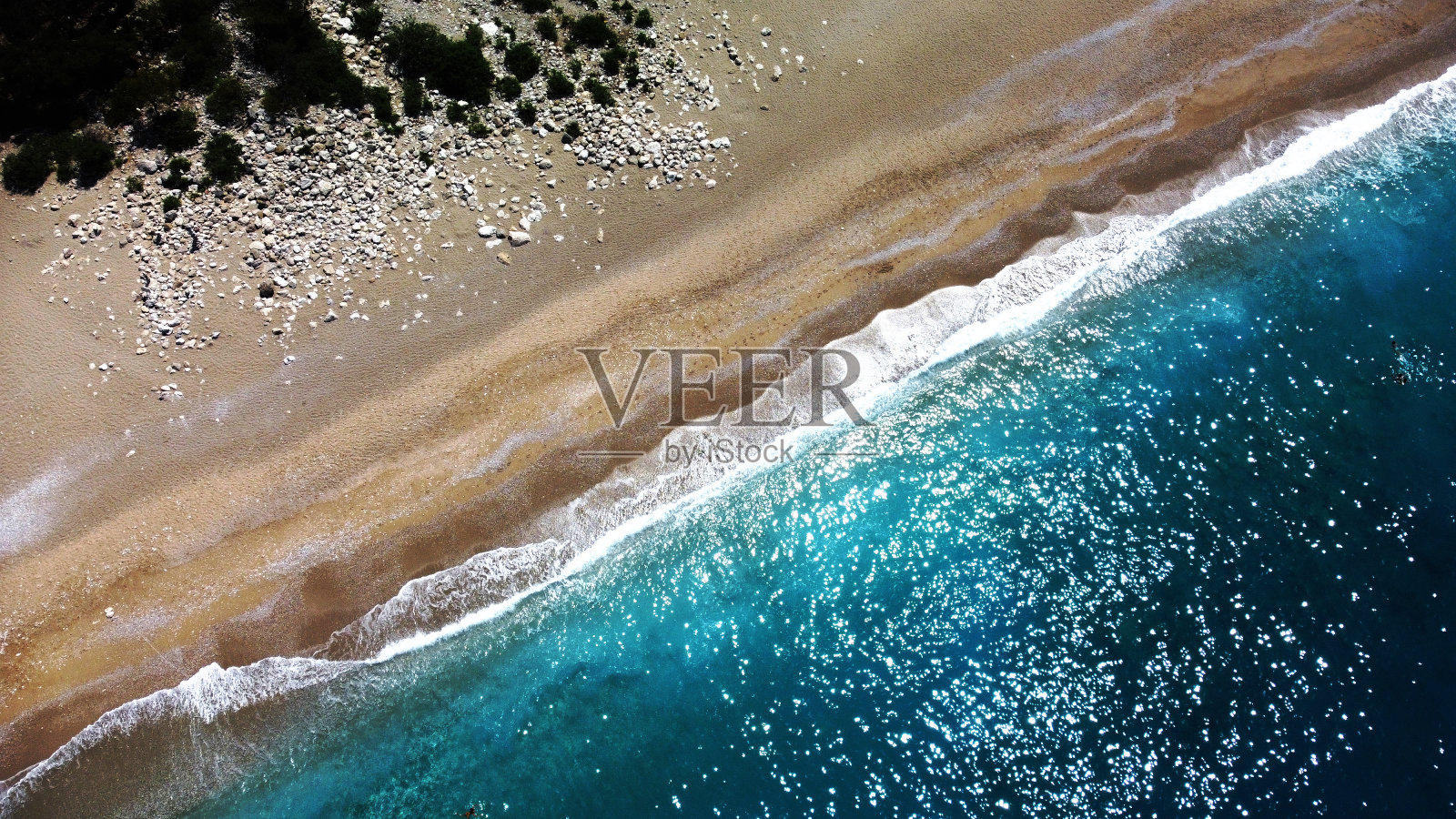 地中海海岸线,没有人的海滩,清澈的蓝绿色海水,无人机照片照片摄影图片