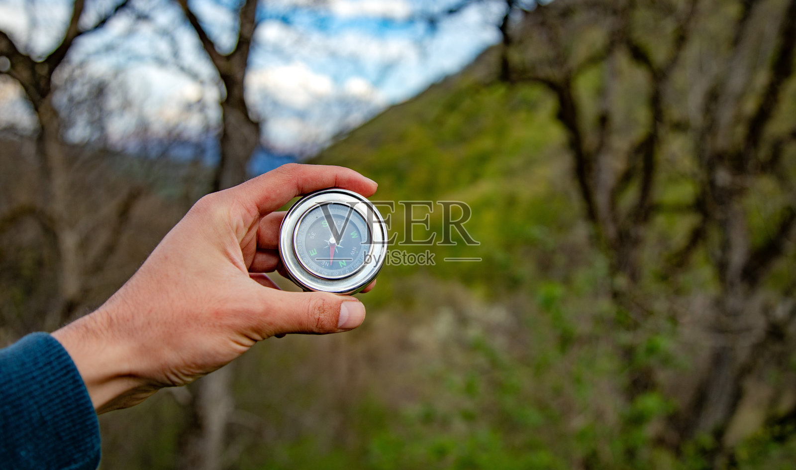 在森林的背景上拿着指南针照片摄影图片