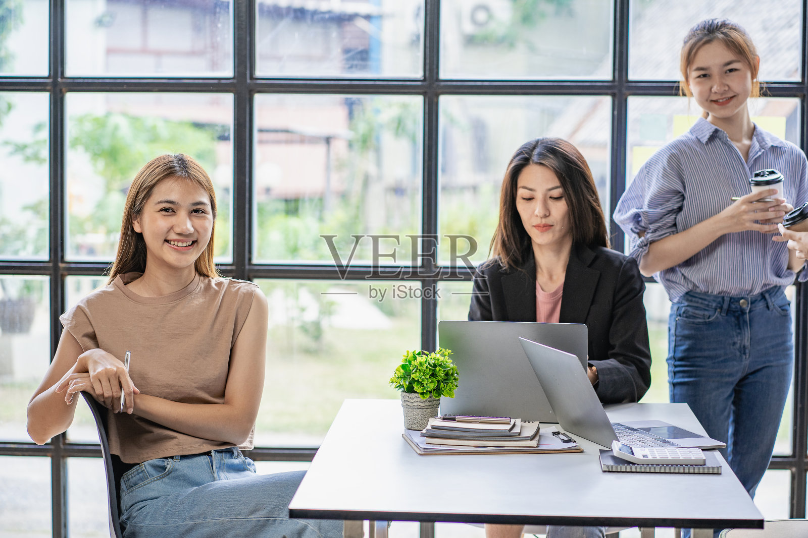 一群年轻的商人头脑风暴在会议上开始一个新的业务在现代办公室与财务图表和笔记本电脑照片摄影图片
