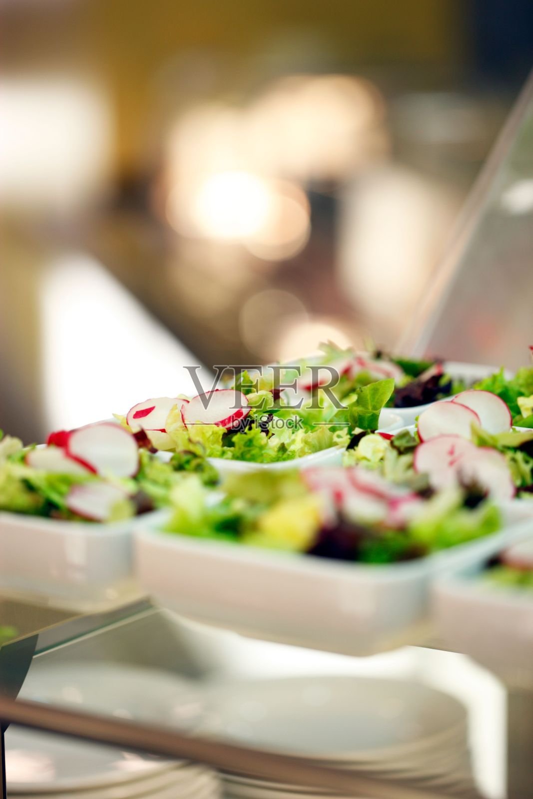 有选择性的聚焦镜头,碗里的绿色沙拉准备好了照片摄影图片