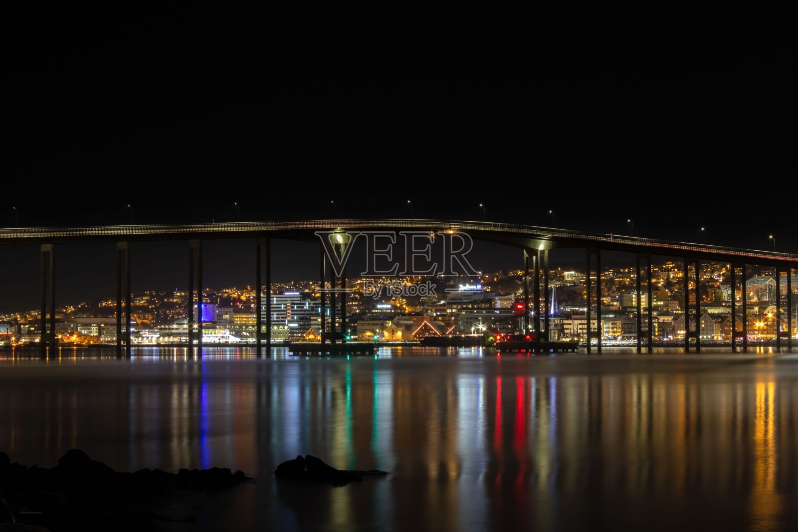 挪威,特罗姆瑟的夜景,五彩缤纷的城市灯光和大海的倒影照片摄影图片