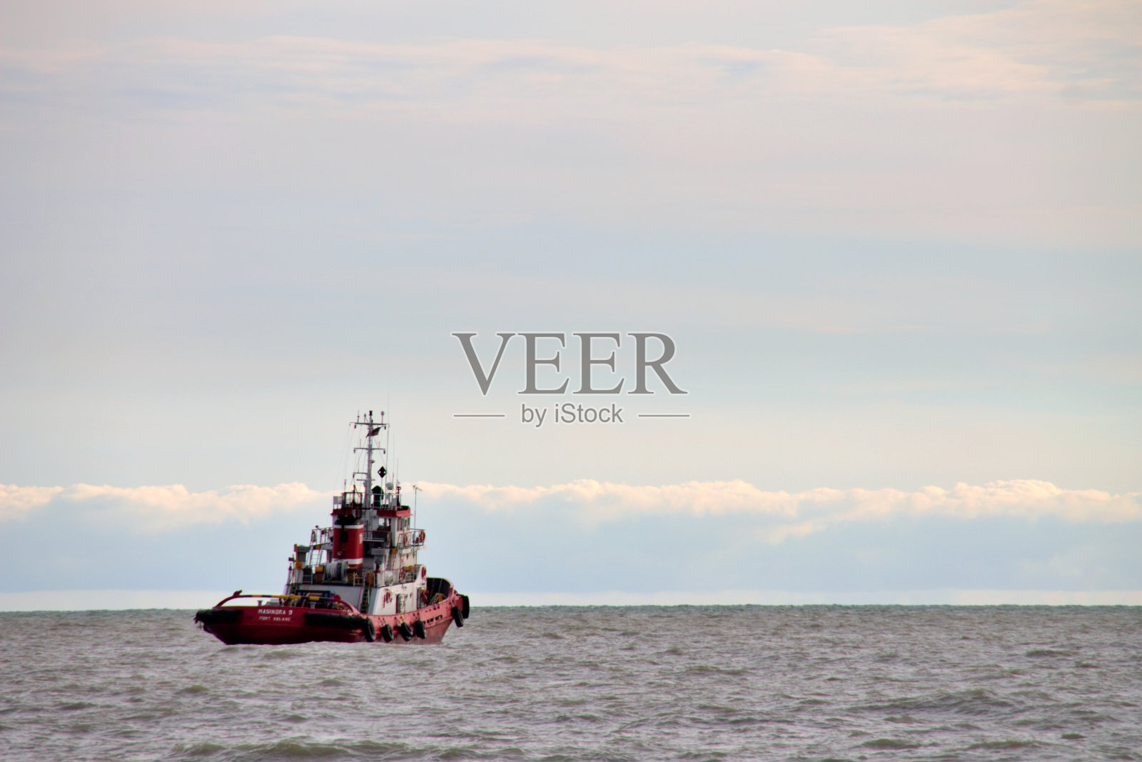 航行中的商船照片摄影图片