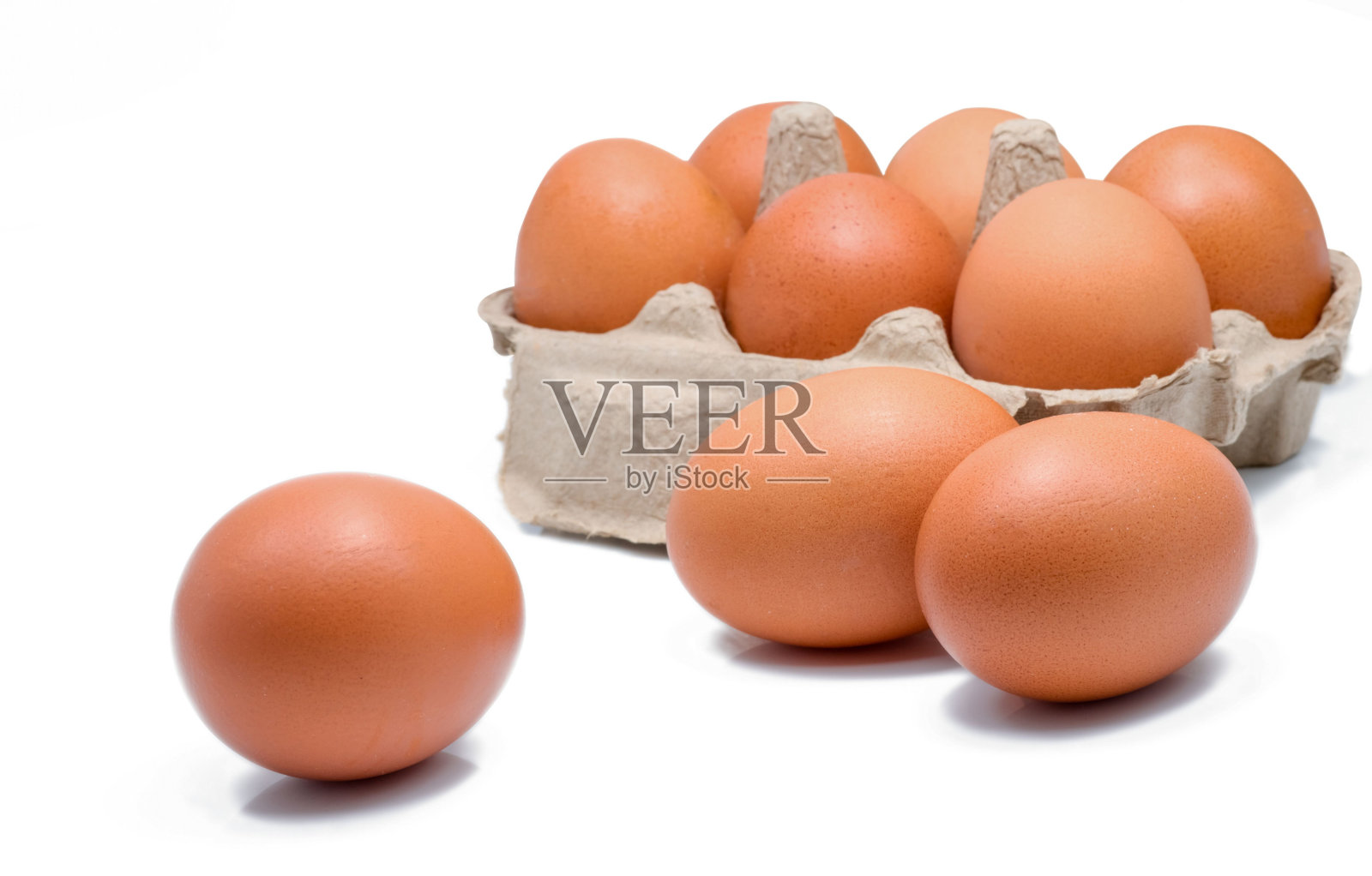 一个有机农场的鸡蛋被放在白色背景的纸盒里。照片摄影图片