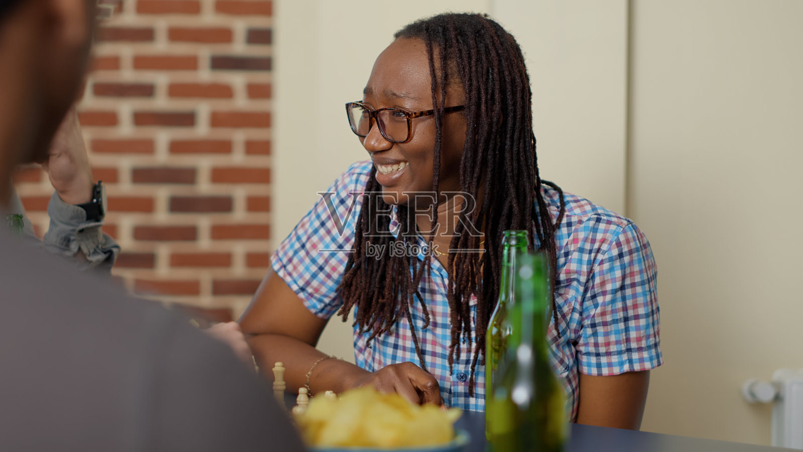 微笑的女人与聪明的朋友下棋照片摄影图片