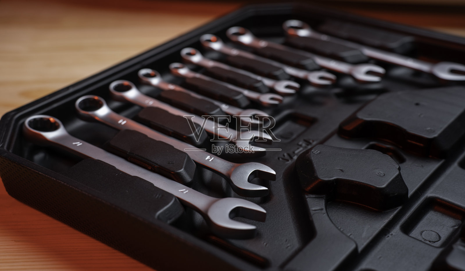 一套扳手,工具,工业设备,机械维修,车间,汽车机械师,钢铁,背景和勤杂工,需要这些工具的机器。照片摄影图片