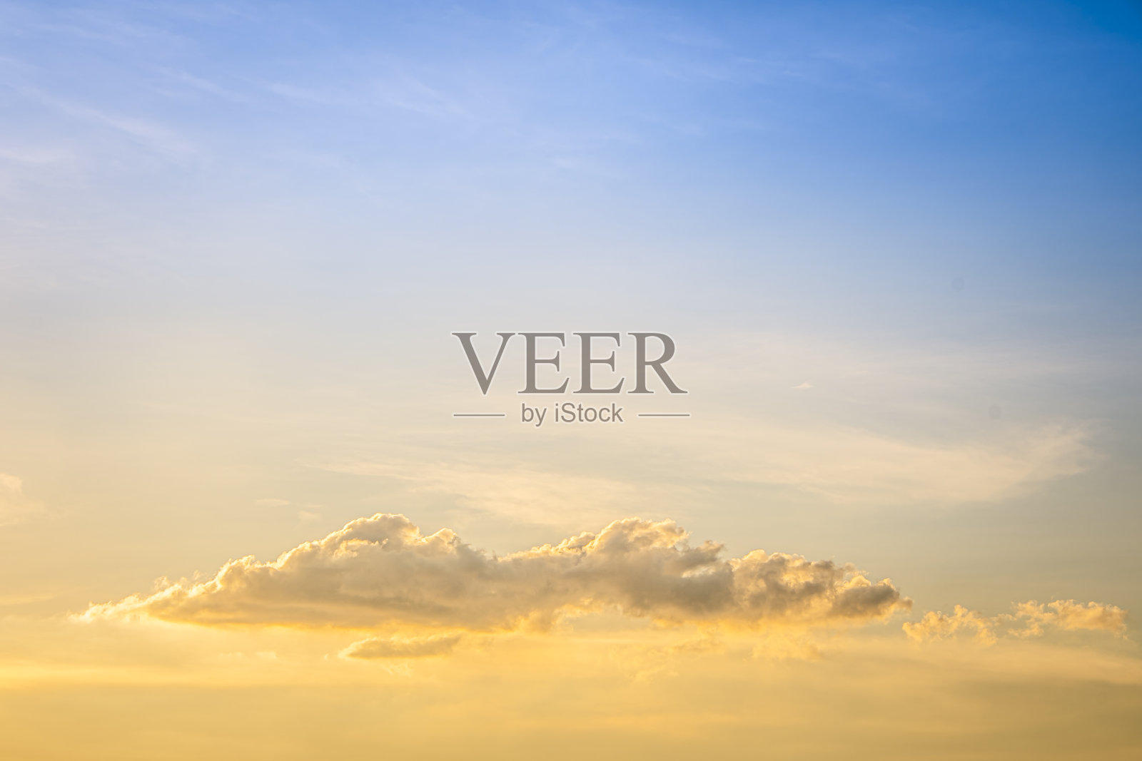 柔和的颜色甜金粉和紫色的天空在日落照片摄影图片