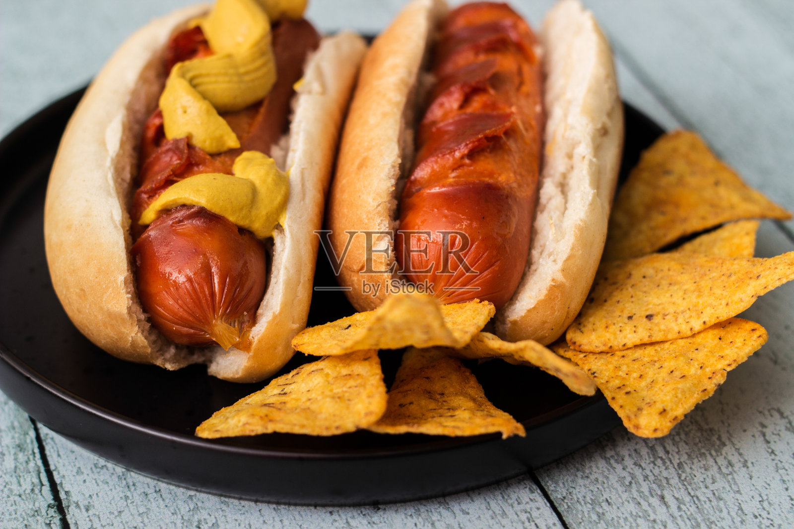 烧烤热狗加芥末和玉米片照片摄影图片