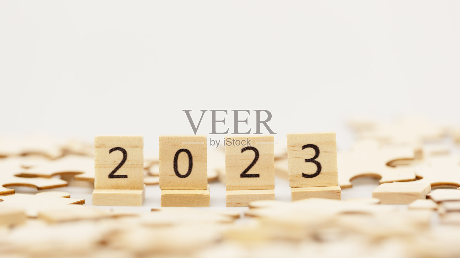 2023年新年快乐背景横幅。两千二十三年的数字堆叠在木块上。数字为2023的木块或方块照片摄影图片