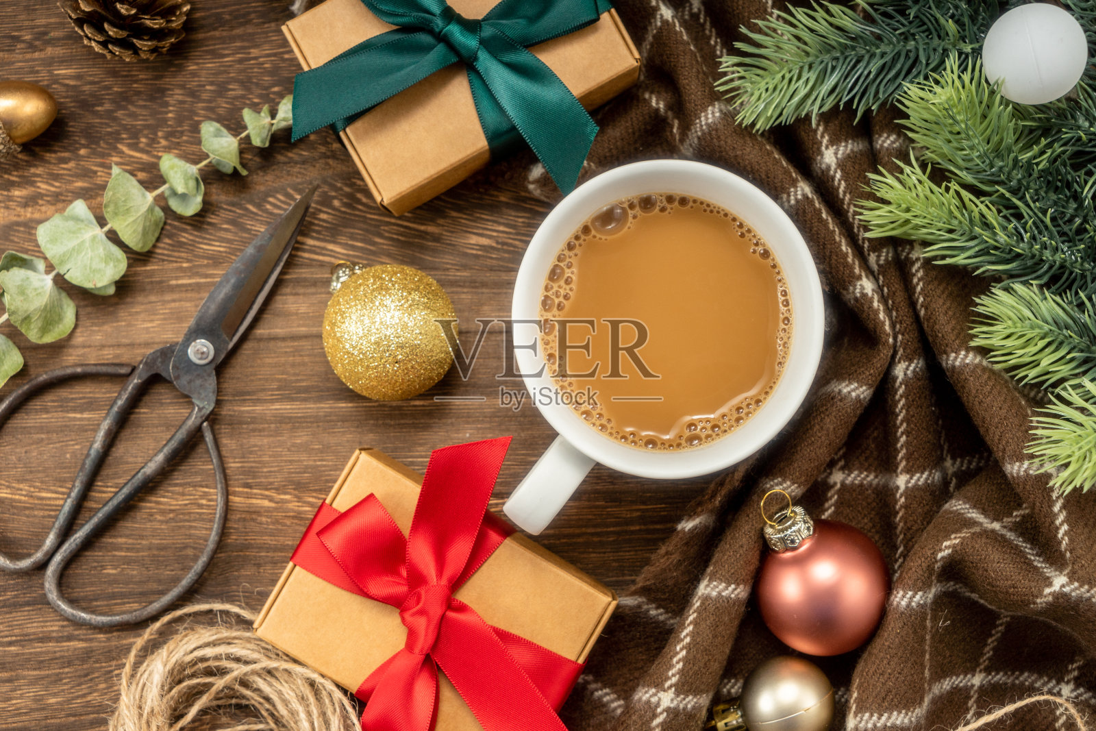 木制背景上的圣诞装饰品、礼物和咖啡。圣诞节的概念。照片摄影图片