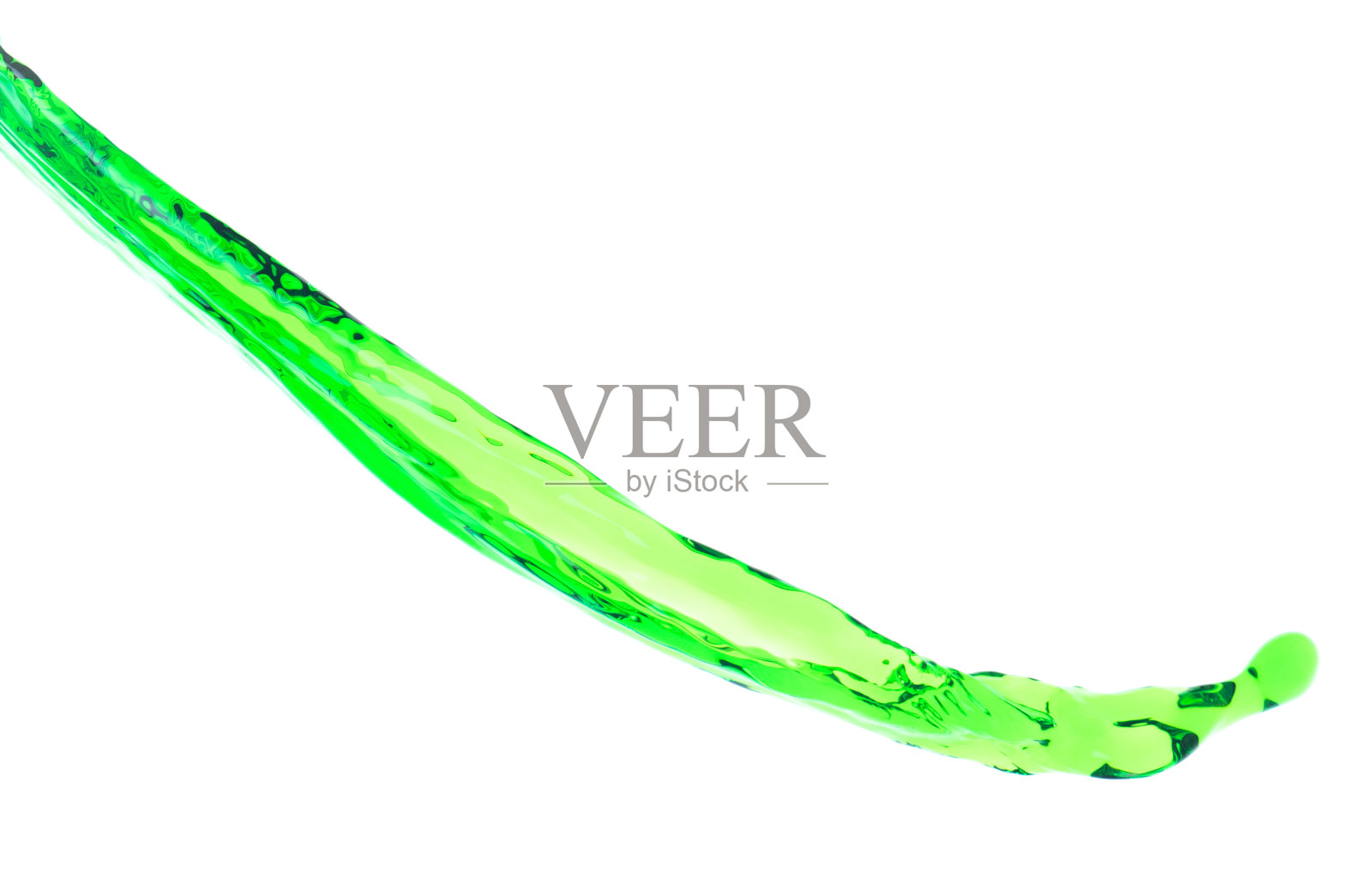 空气中溅起的绿色果汁。水绿叶从天而降,净化干净自然。许多形状的水飞溅形式流过白色背景孤立。照片摄影图片