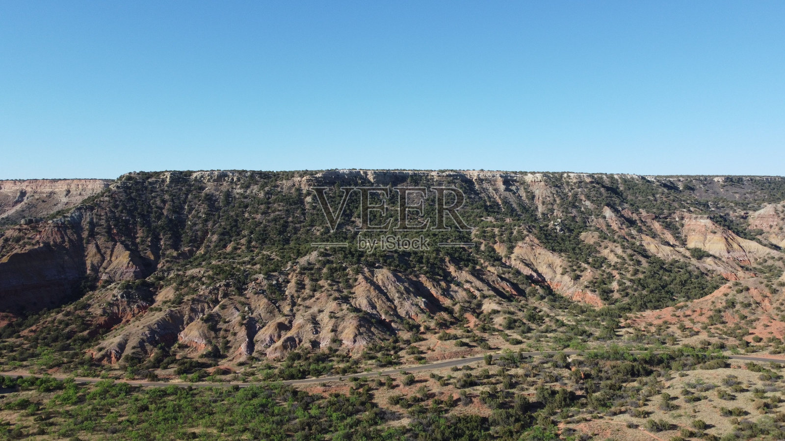鸟瞰峡谷公园与地质构造在德克萨斯州的蓝天背景照片摄影图片