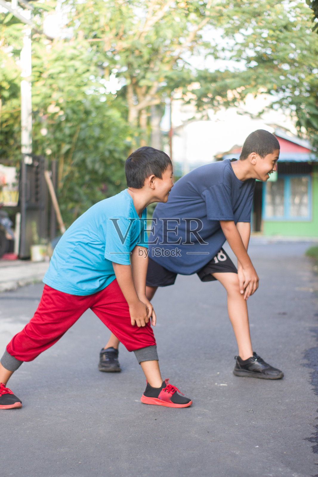 男孩和弟弟在住宅公园锻炼照片摄影图片