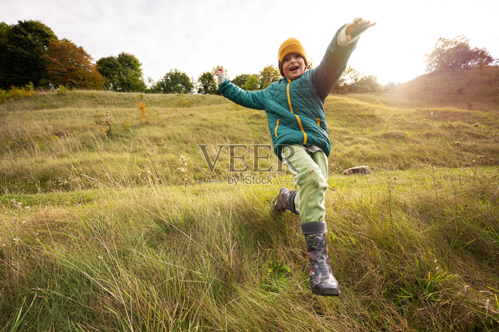 男孩在森林附近玩得很开心。照片摄影图片