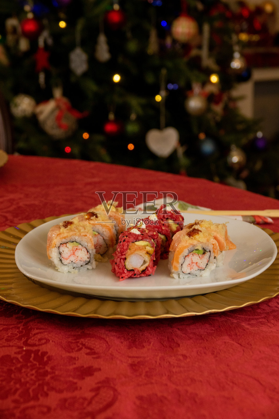 圣诞节用筷子在桌子上吃寿司照片摄影图片