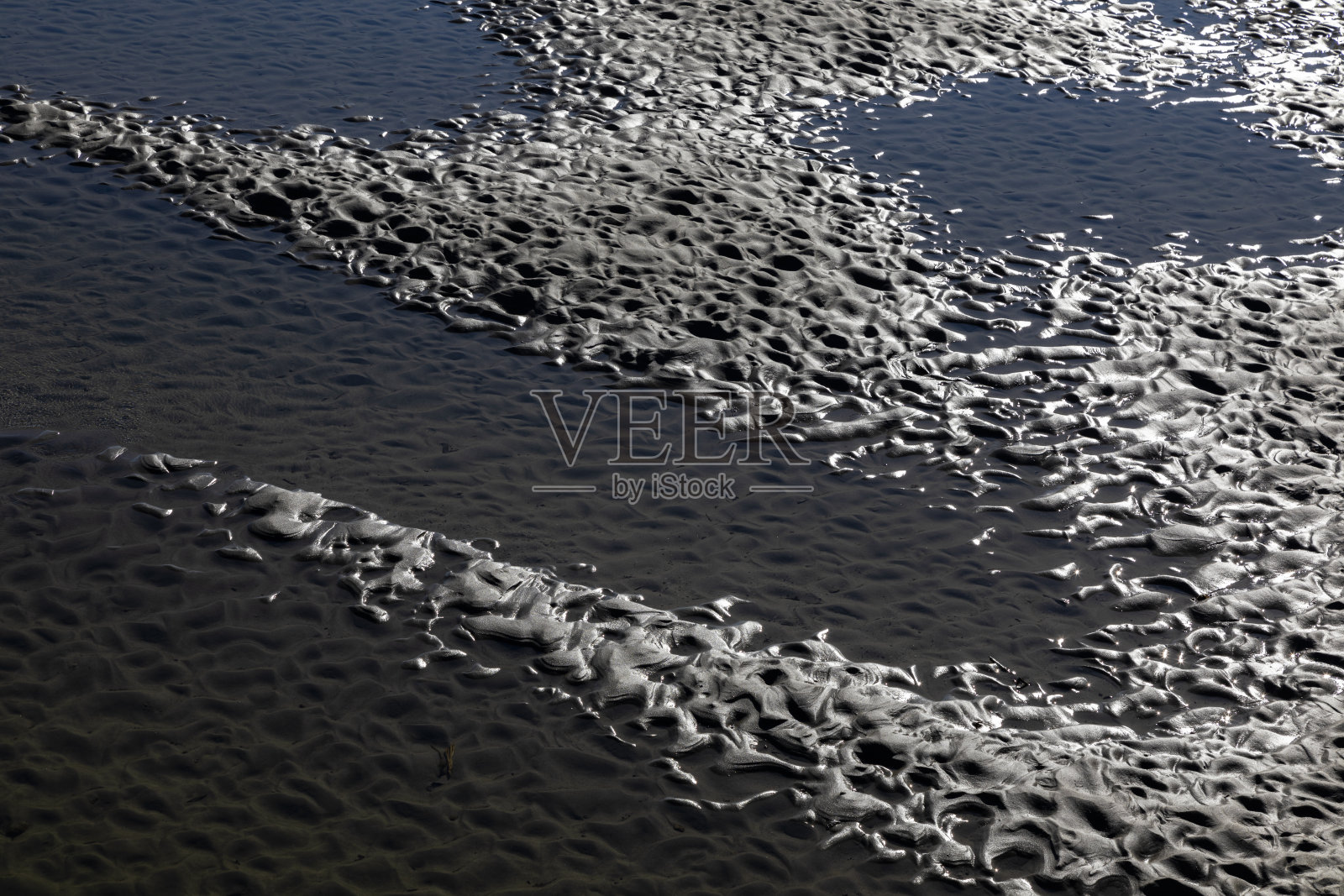 Low绑在海滩上照片摄影图片