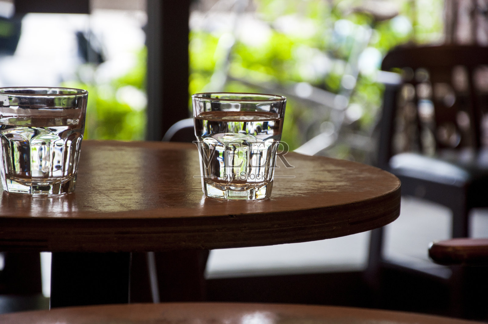 下午,阳光明媚,窗边,茶几上,水杯上照片摄影图片