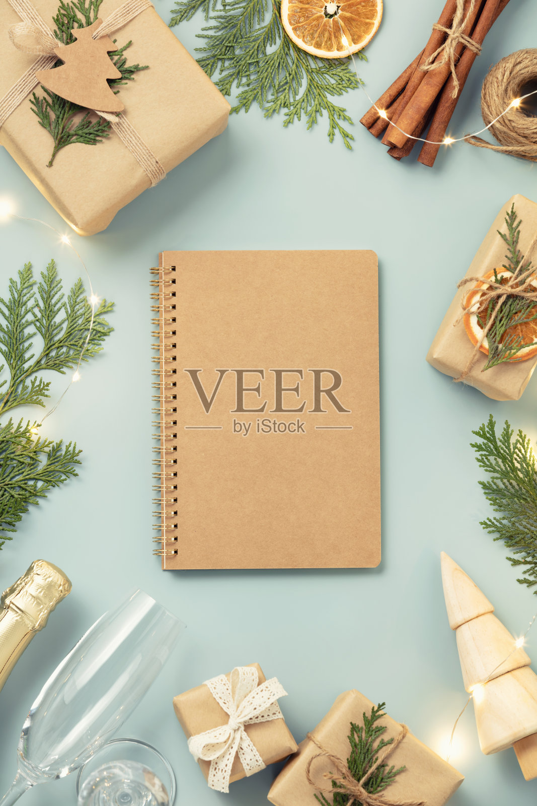 笔记本,蓝色背景的自然色圣诞礼盒,环保时尚零垃圾包装平铺顶视图照片摄影图片