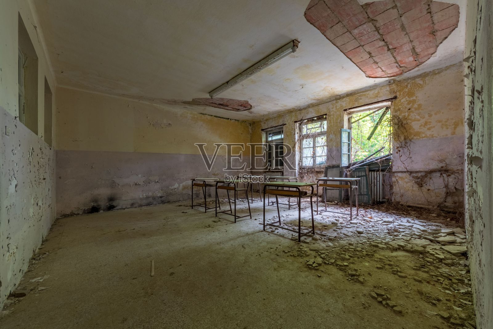 废弃儿童之家破旧的教室照片摄影图片