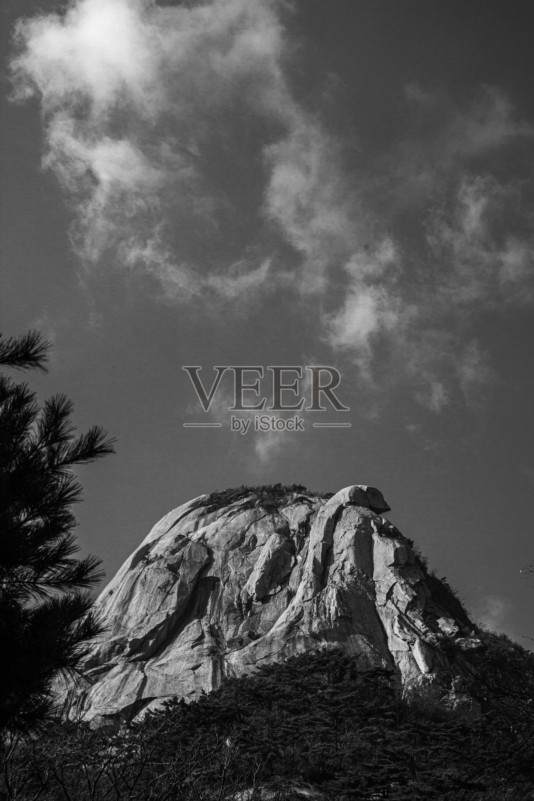 在多云天空背景下的英塞尔堡的灰度视图照片摄影图片