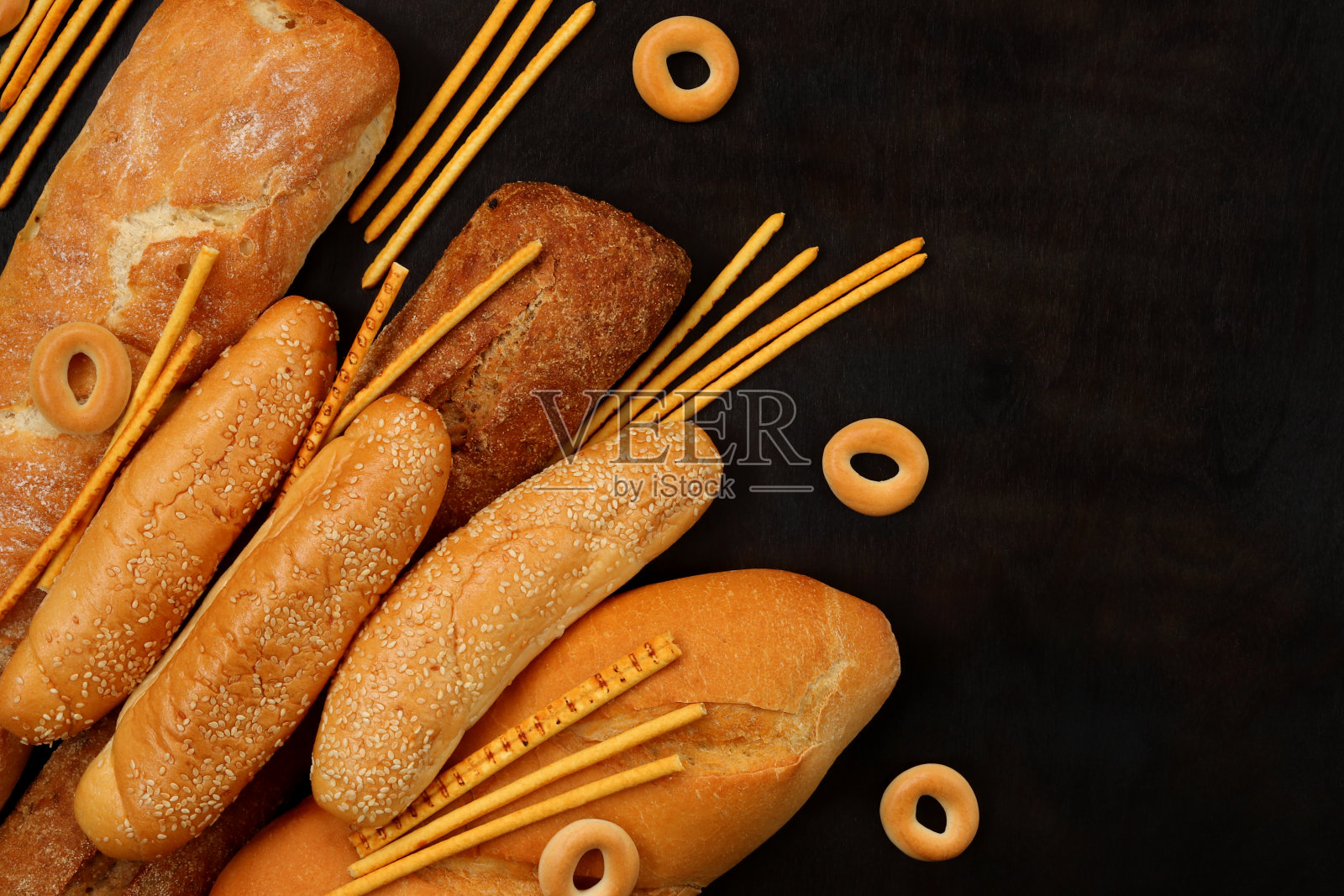 新鲜的糕点,烘焙产品在木桌背景,俯视图照片摄影图片