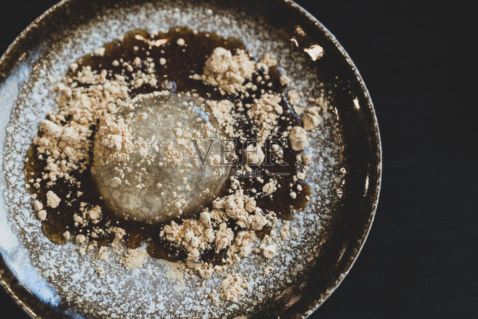 日式透明麻糬配甜酱,红糖。照片摄影图片