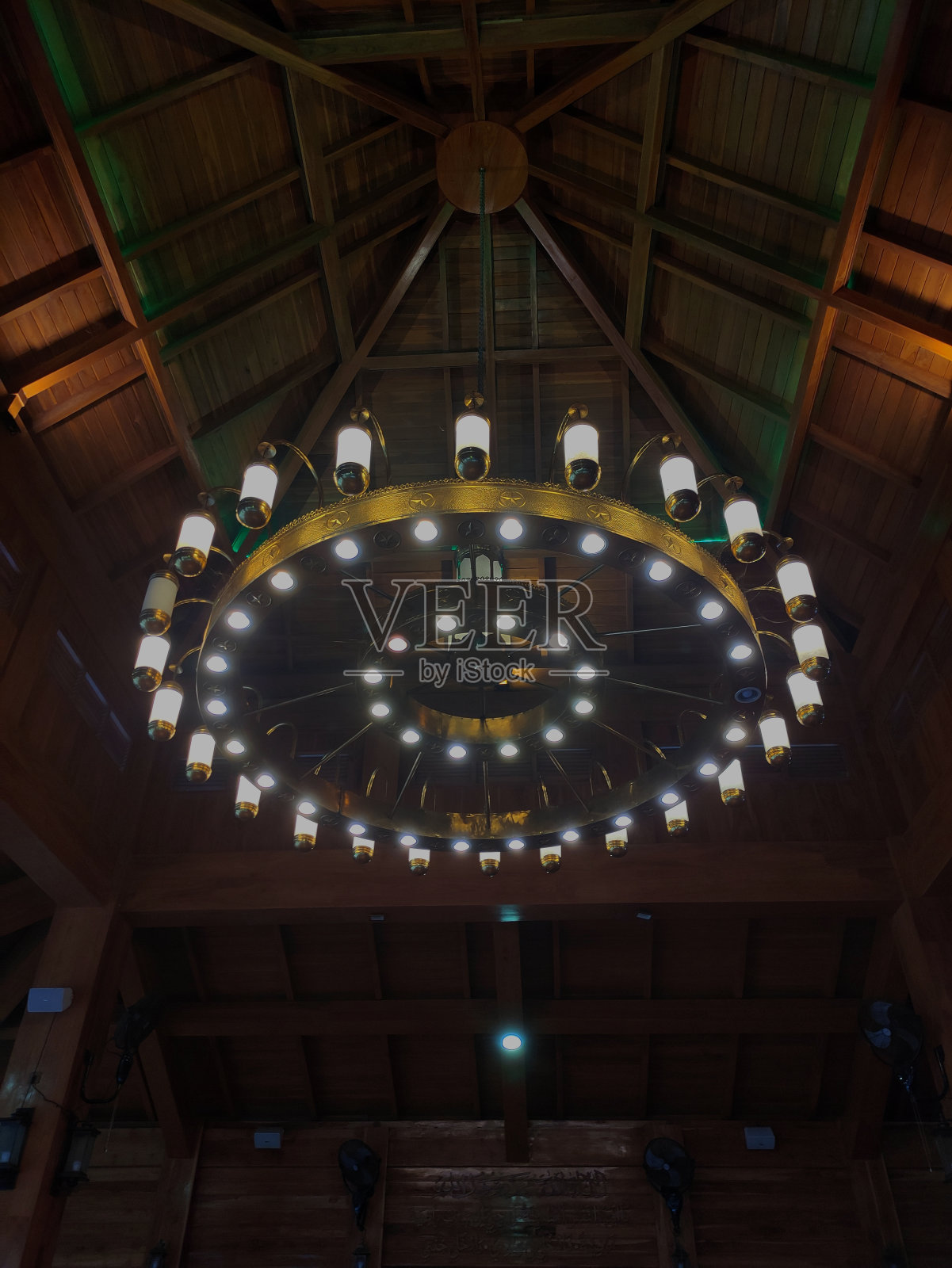 清真寺里一盏唯美的旧灯照片摄影图片