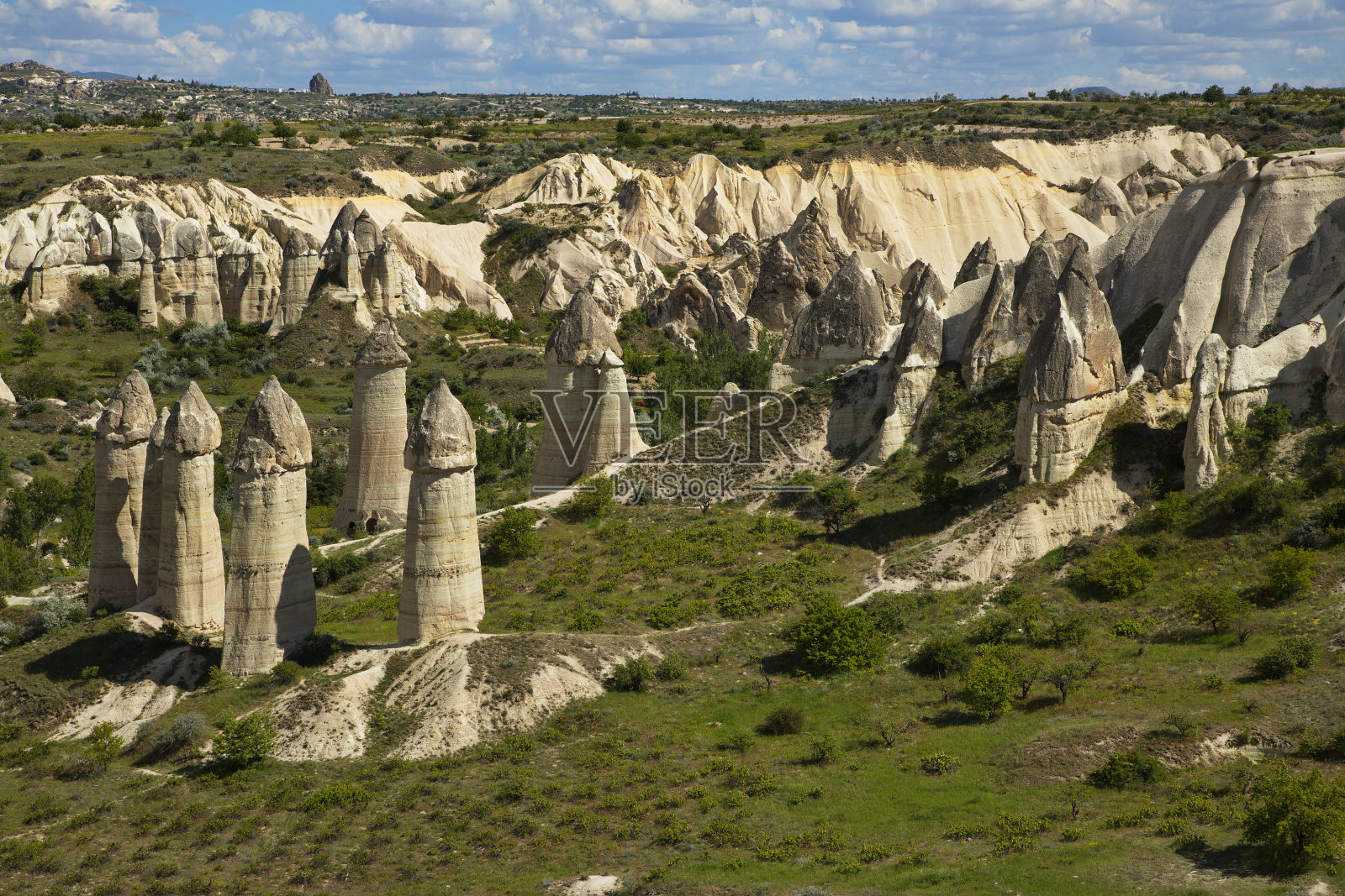 土耳其内夫希尔省卡帕多西亚乌奇萨的爱谷岩层照片摄影图片