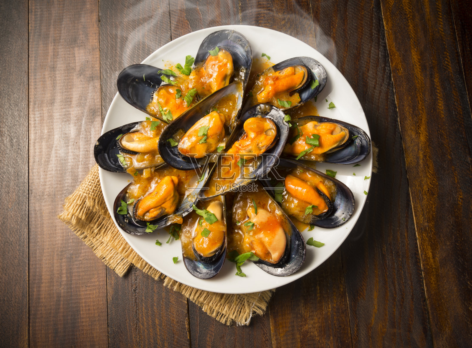 贻贝配调味汁照片摄影图片