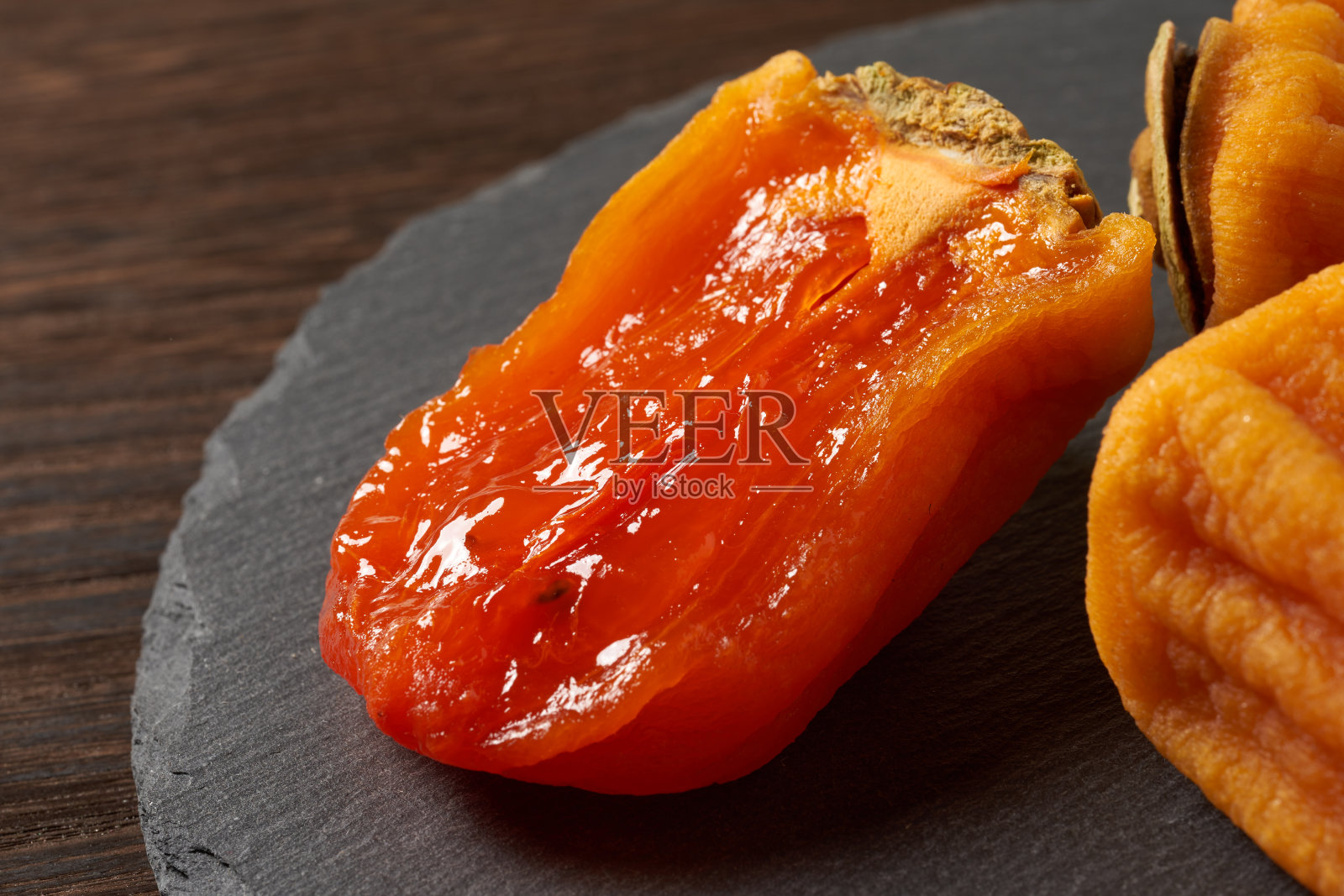 木桌上的日式柿子干照片摄影图片