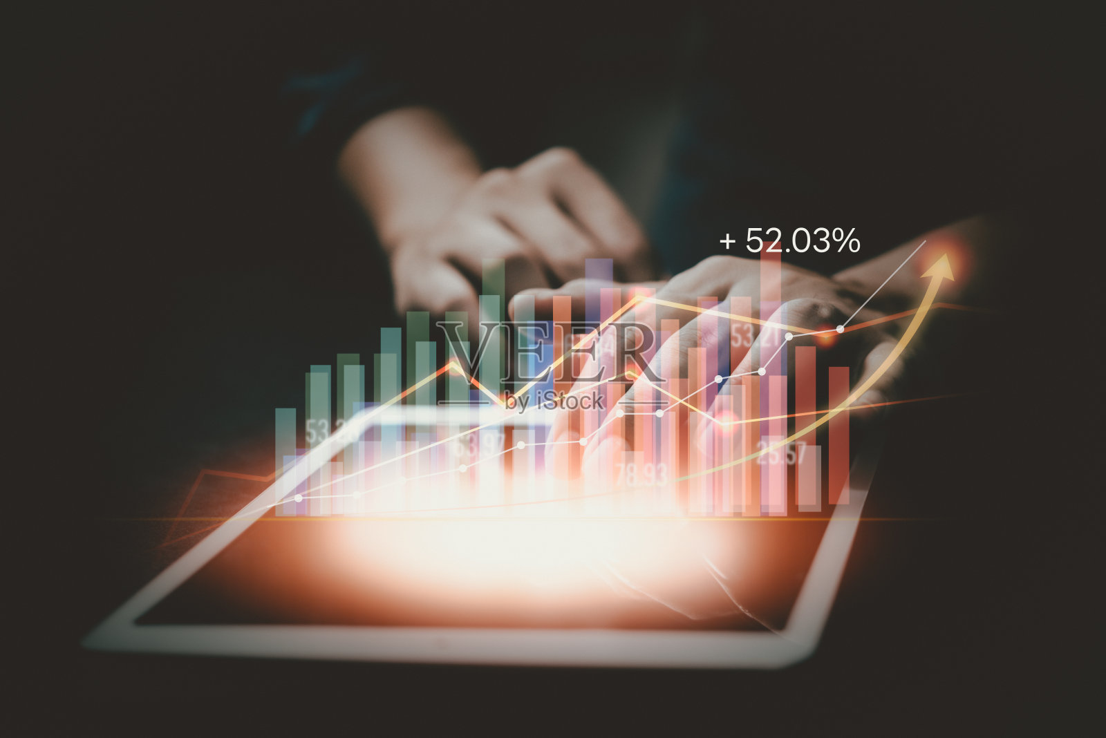 商人用平板电脑分析销售数据和经济增长曲线图。商业战略,金融和银行业务。数字营销。照片摄影图片