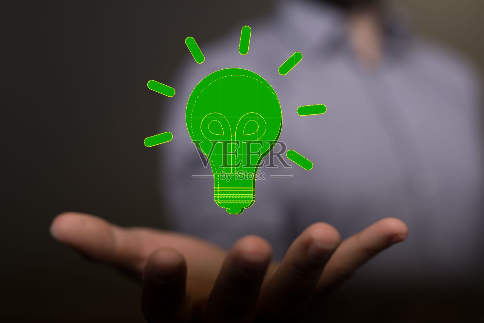 一名男子将有插图的灯泡放在他的手上照片摄影图片