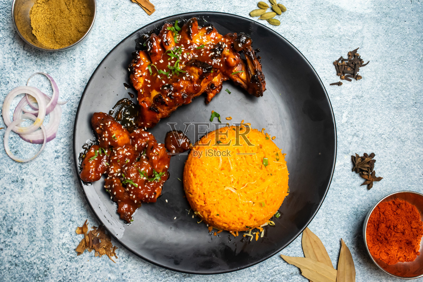 烧烤Tandoori鸡和zyro或陀螺米饭食物设置与辣椒酱服务在一个盘子孤立的灰色背景顶部视图的孟加拉国食物照片摄影图片