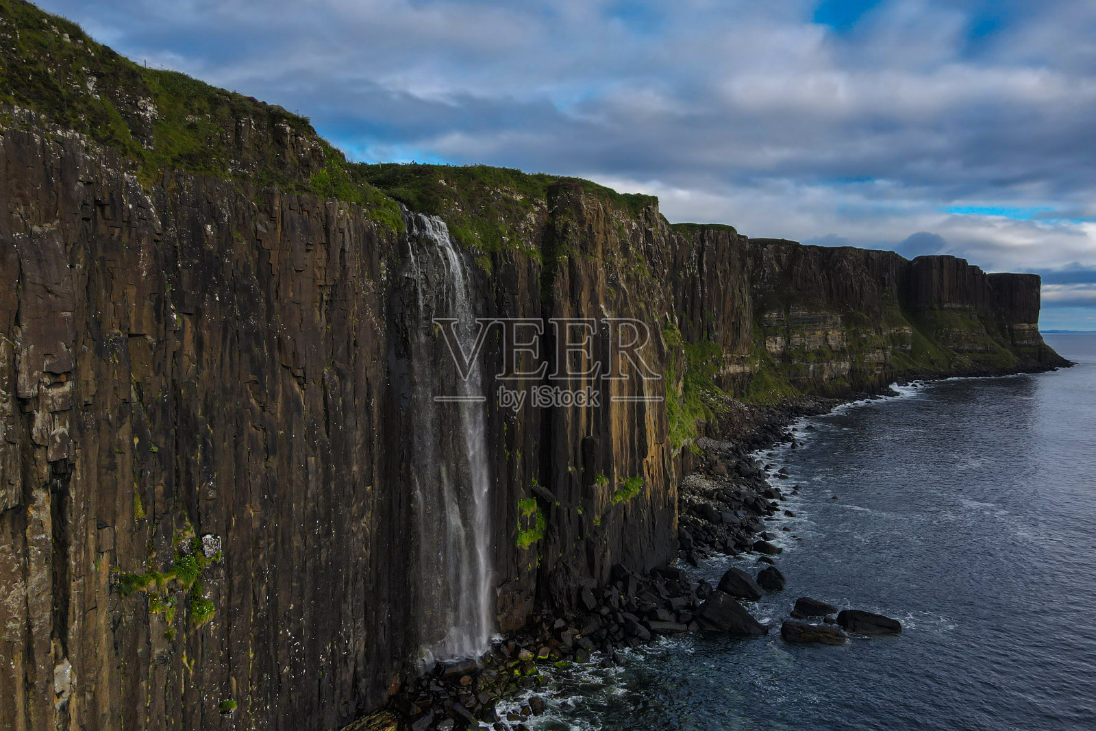 空中飞行在苏格兰的基尔特岩石和米特瀑布上照片摄影图片
