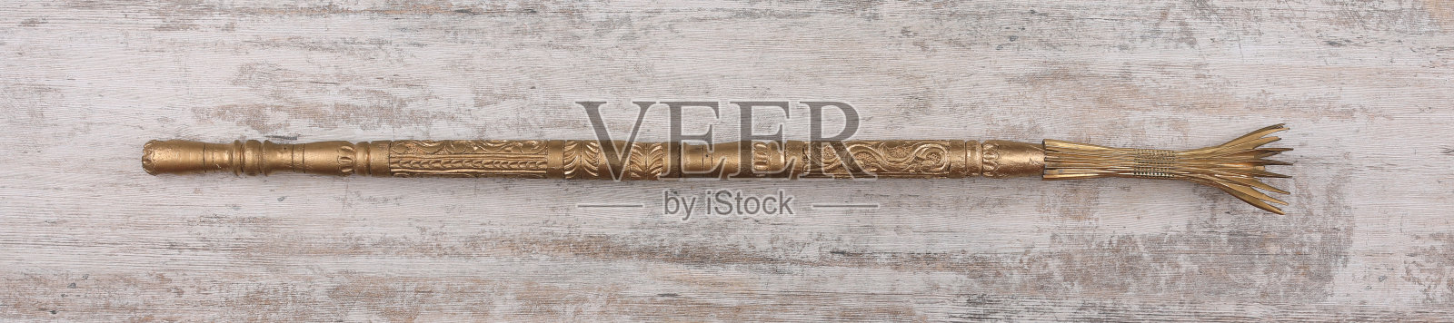 金色的魔法棒在旧的白色木制背景照片摄影图片