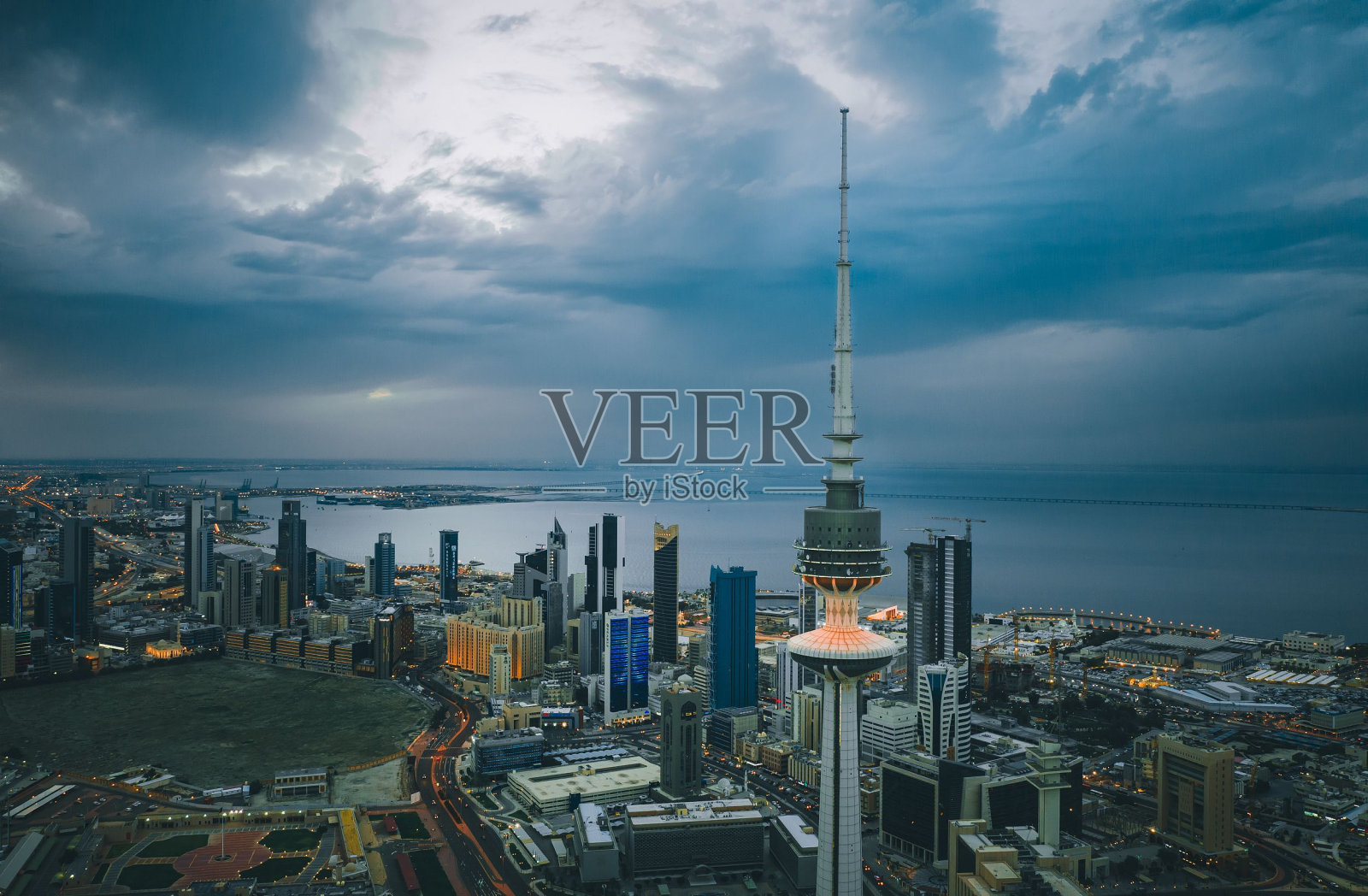 科威特解放塔的暴风雨天气照片摄影图片