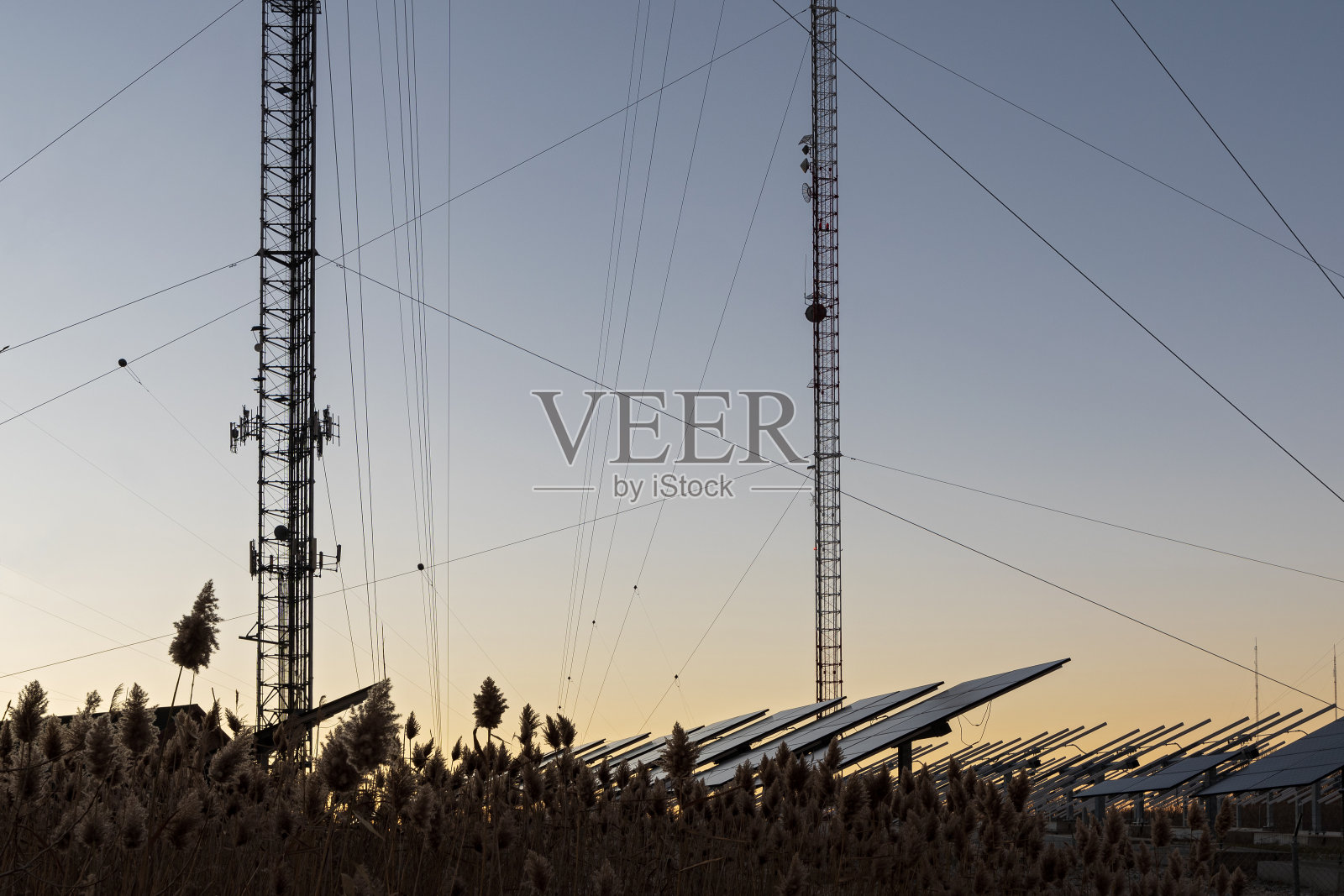 肖伍德的通讯塔和太阳能电池板照片摄影图片