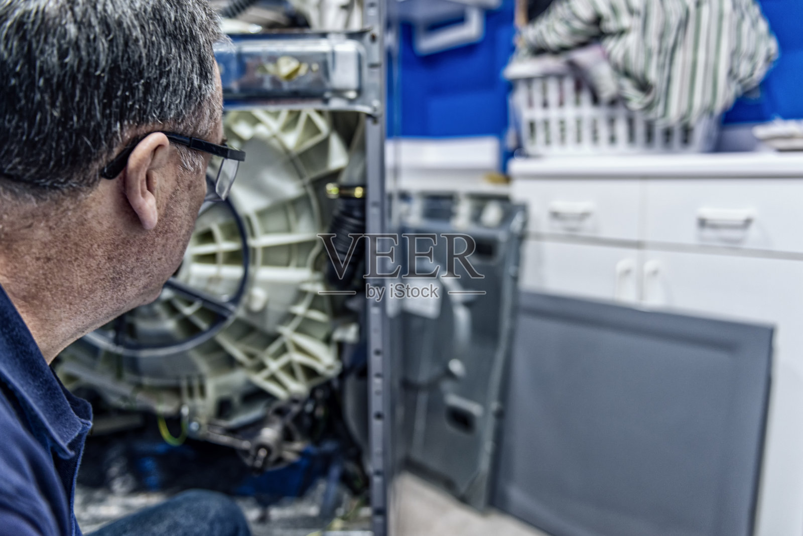 电器修理工诊断洗衣机故障照片摄影图片