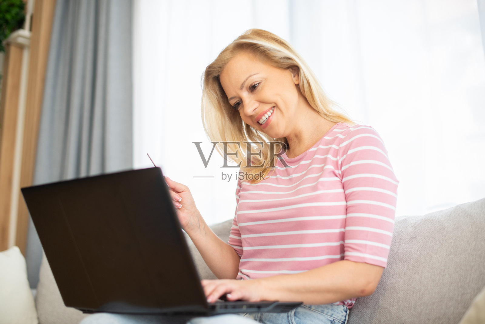 女人用笔记本电脑和信用卡在网上购物照片摄影图片