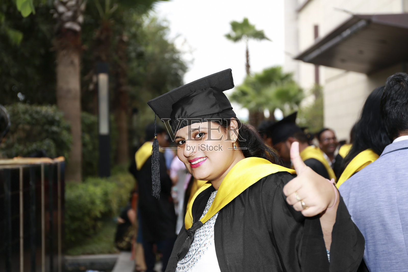 美丽的女性肖像戴着帽子和长袍的校园肖像照片摄影图片