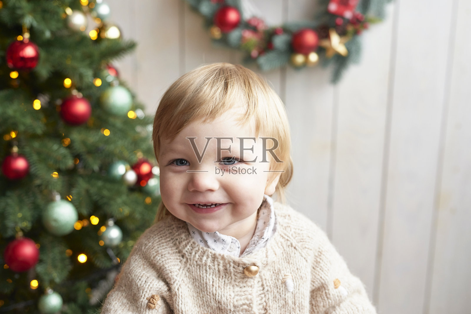 圣诞老人的孩子。美丽的孩子。圣诞快乐,新年快乐。圣诞树背景。照片摄影图片