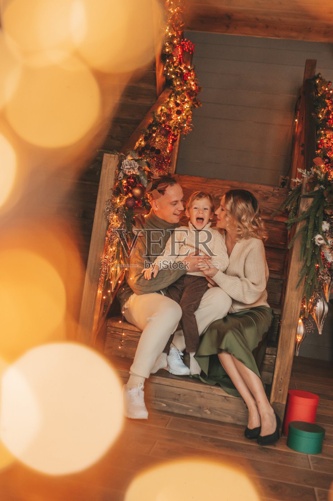坦诚真实的幸福家庭在冬天一起享受假期在木屋在圣诞节照片摄影图片