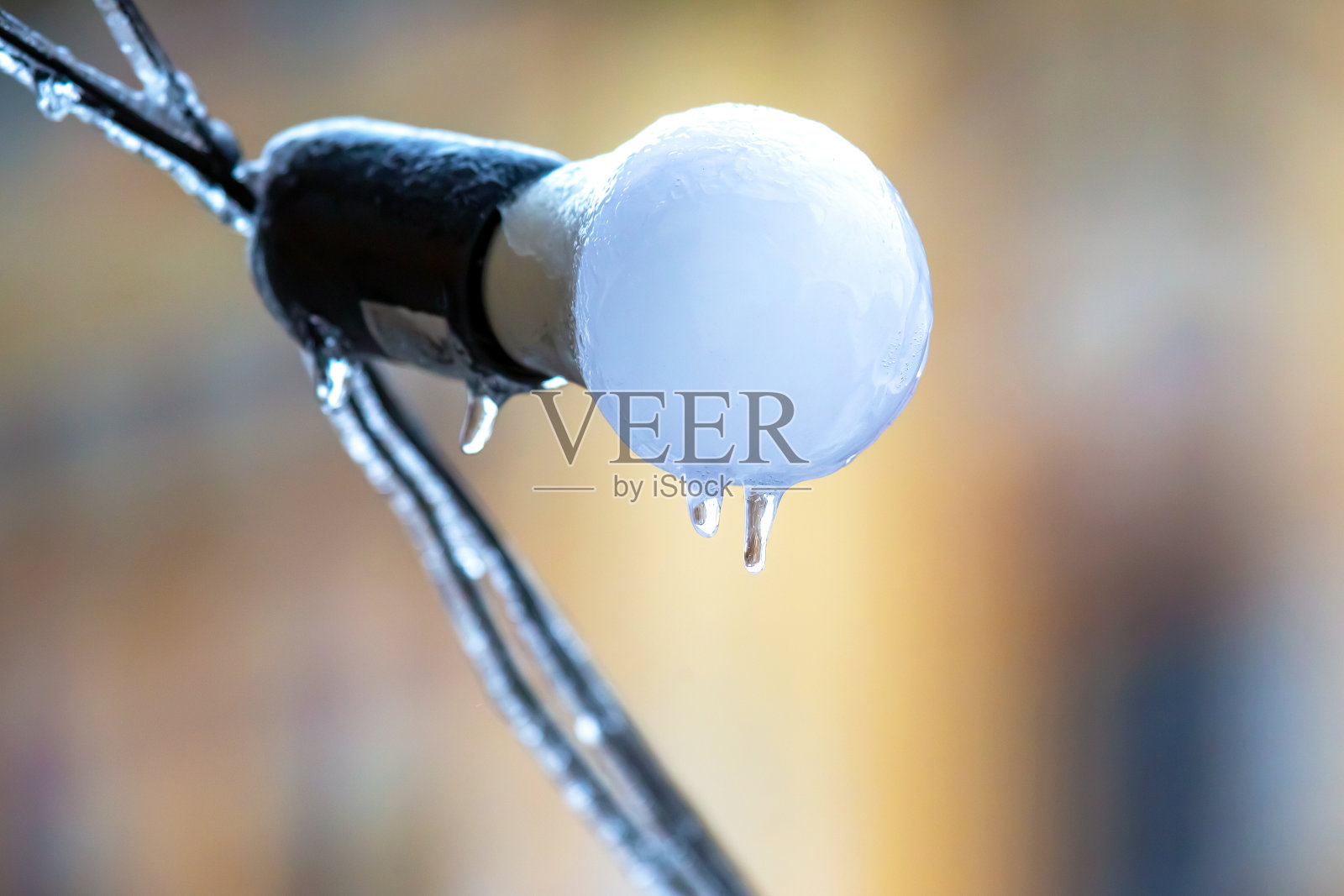 结冰的路灯上的冰柱。冬季天气季节。街道内部细节。电的对象照片摄影图片