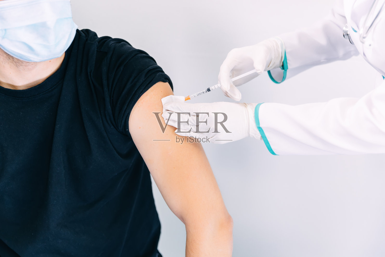 女医生正在注射或准备向患者手臂注射冠状病毒疫苗的手照片摄影图片