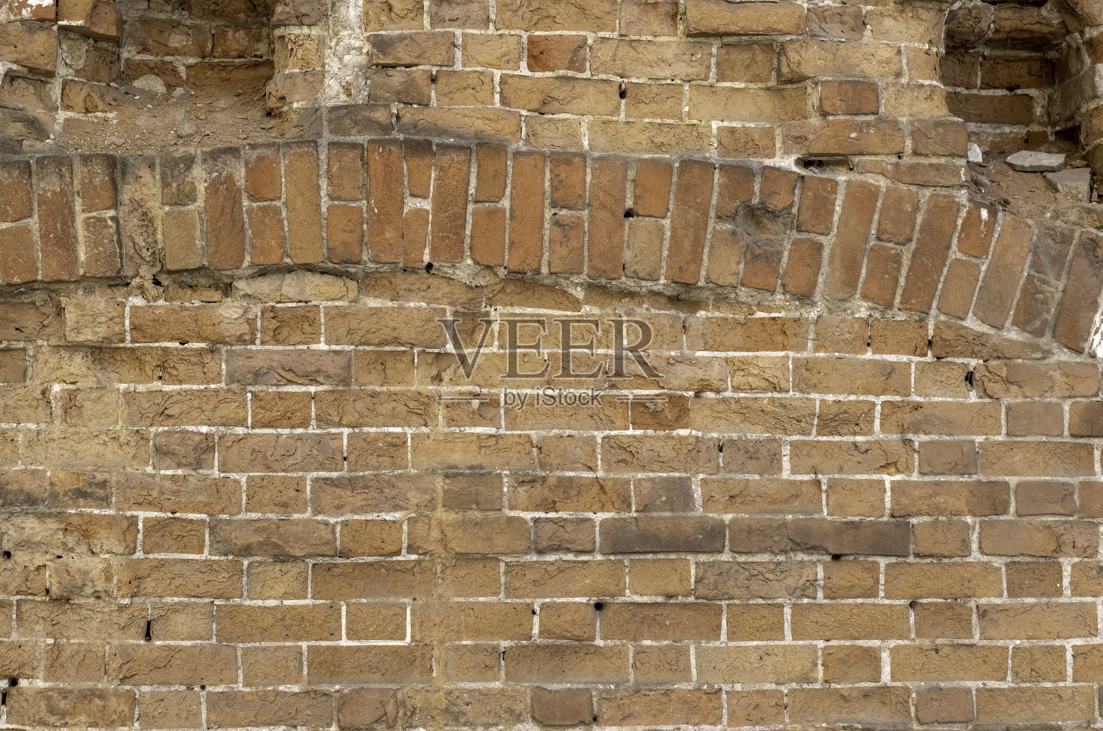 拱门上的古砖墙上有废弃的老房子的红砖碎片特写照片摄影图片
