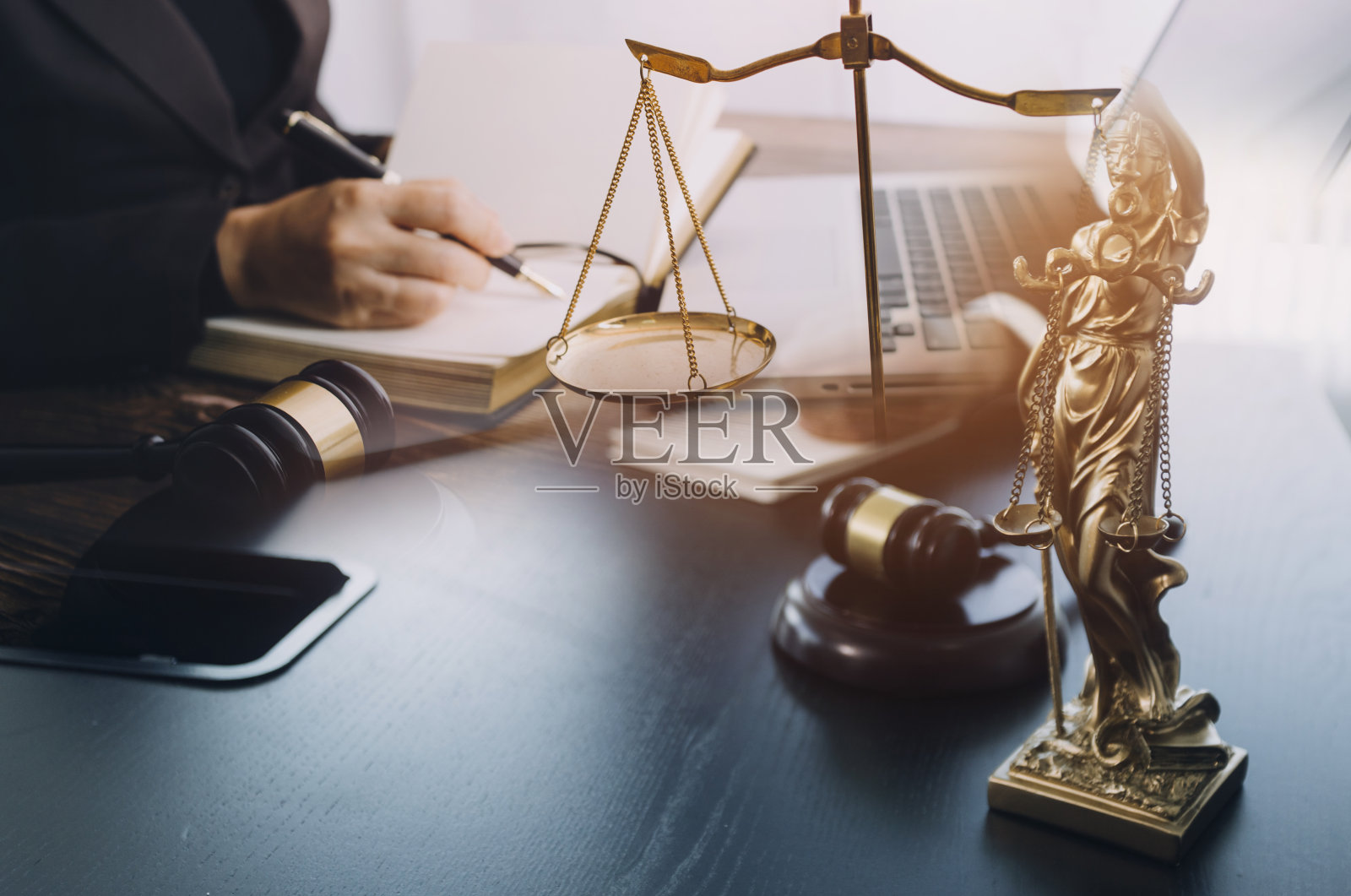 正义与法律观念。男法官在法庭的木桌上,律师或男律师在办公室工作。法律、咨询和正义理念。照片摄影图片