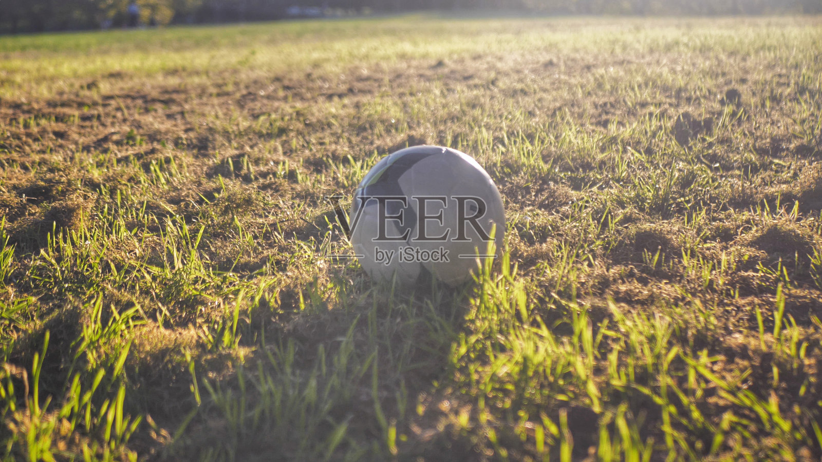 夕阳光线下的街头足球。儿童运动和锻炼的概念。带有复制空间的图片。照片摄影图片