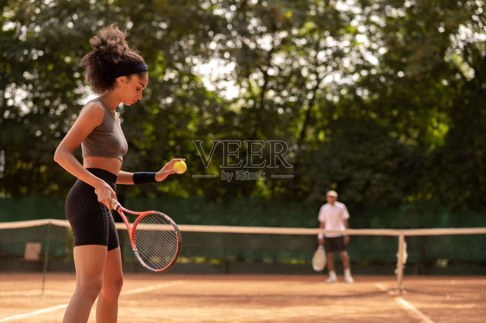 两个年轻人在打网球,看起来很兴奋照片摄影图片