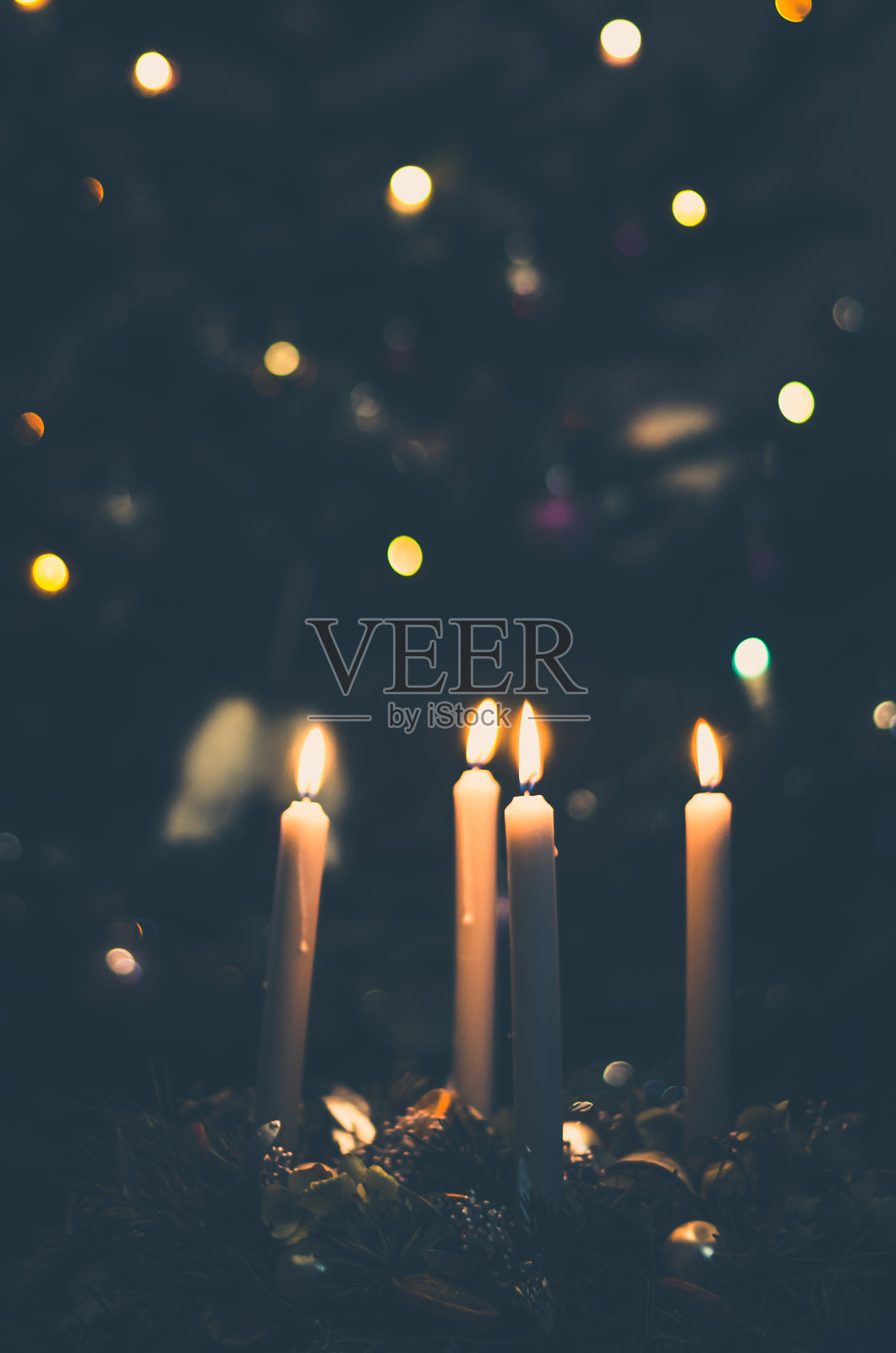 带有4支燃烧蜡烛的降临节花环照片摄影图片