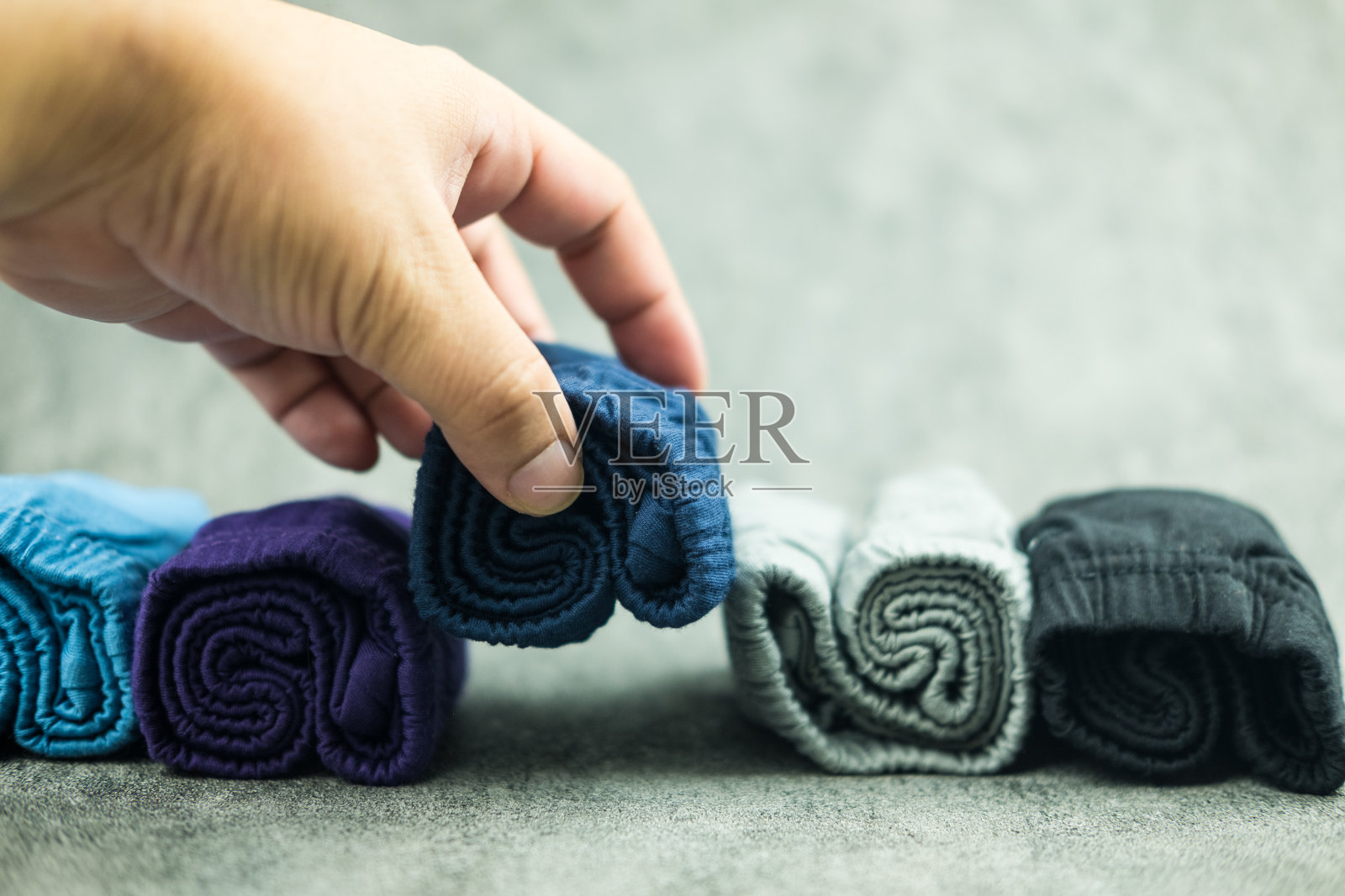 男人选择早上穿的内衣照片摄影图片